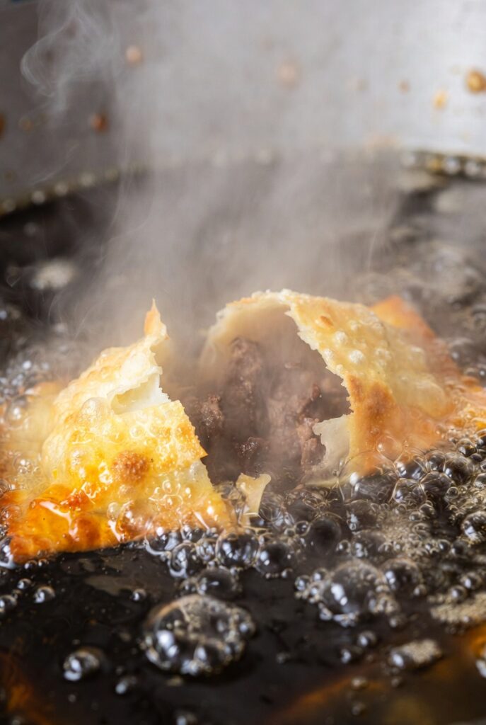 153f3535-c8de-44bf-9fd6-4fd6b1b9ae38-687x1024 Por que o Salgado Estoura na Fritura e como Evitar