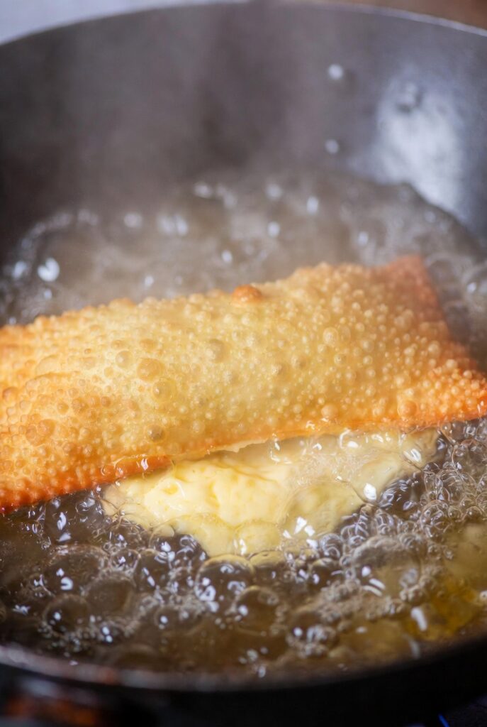 64b2ece5-4c31-4cb8-93c6-c65fe2c6e09f-687x1024 Por que o Salgado Estoura na Fritura e como Evitar