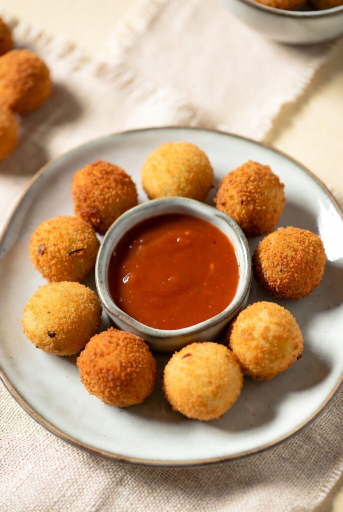 924845fa-8e17-4f7c-967f-a7475924c3db-687x1024 Por que o Salgado Estoura na Fritura e como Evitar