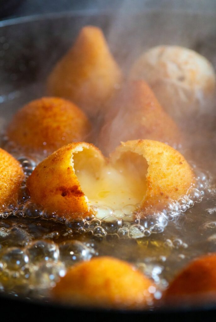 cc3f3e5c-80fd-4631-b9b9-c741636d3bfc-687x1024 Por que o Salgado Estoura na Fritura e como Evitar