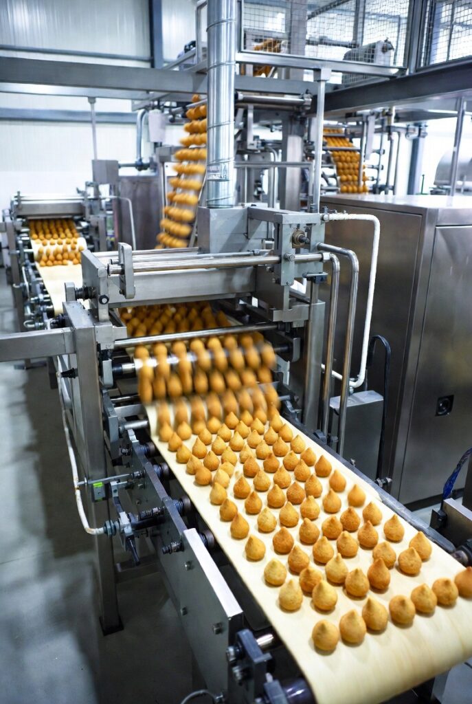 maquina-de-salgados-produzindo-coxinhas-1-687x1024 Quanto dá para Ganhar Vendendo Salgados por Encomenda?