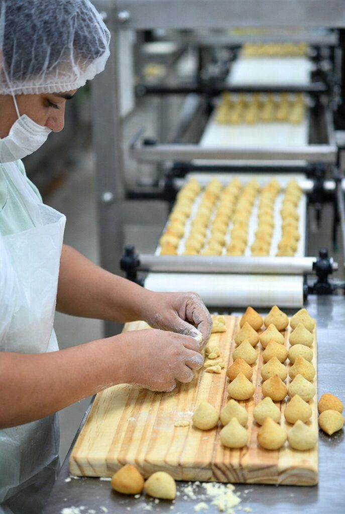 producao-manual-vs-maquina-de-salgados-687x1024 Quanto dá para Ganhar Vendendo Salgados por Encomenda?