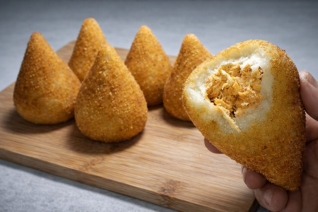 coxinhas-frango-com-massa-de-batata-1024x683 Coxinha com Massa de Batata: Receita Completa, Variações e Dicas para Vender