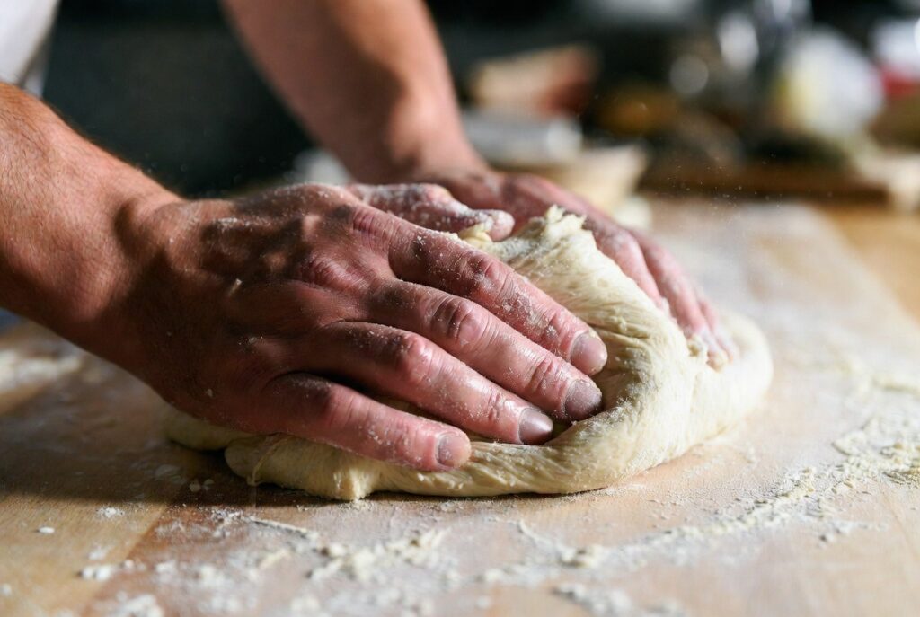 massa-basica-salgados-assados-1024x687 Massa Básica para Salgados Assados: Receita Completa e Guia para Produção Profissional